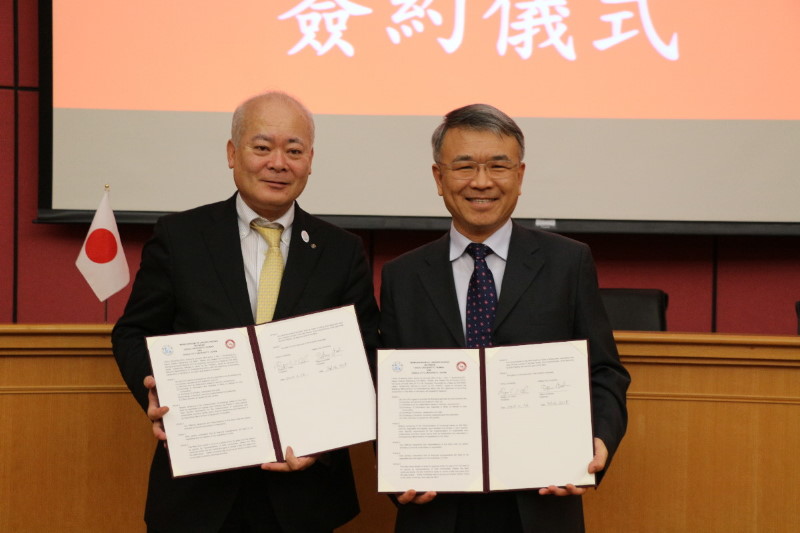 义守大学校长陈振远(右)与大阪市立大学校长荒川哲男签署姐妹校合约.